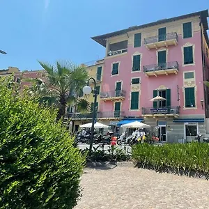  Hotel Serena